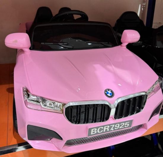 صورة سيارة أطفال كهربائية بتصميم BMW